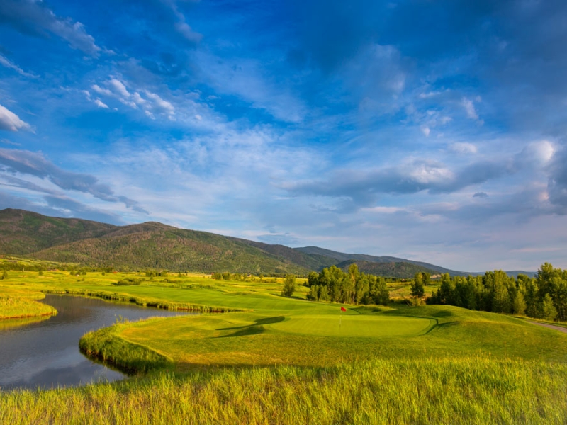 Golf hole with lake